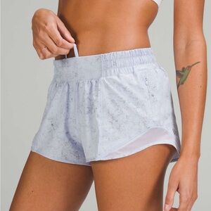 🍋 Lululemon Hotty Hot Low-Rise Lined Short 2.5". Size 6